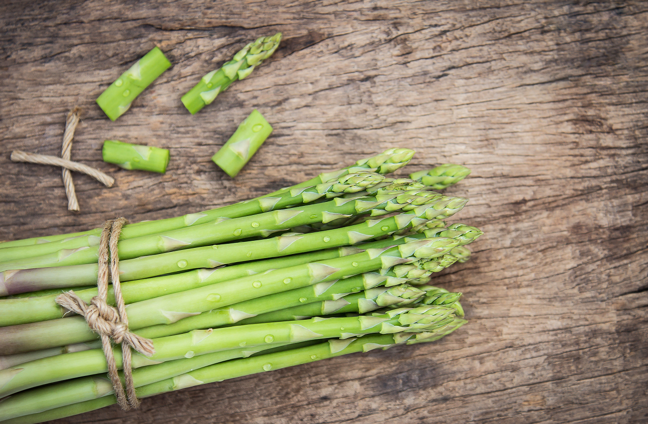 Image of asparagus bunch on a cutting board.